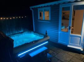 The Summerhouse, countryside retreat with private hot tub, hotel Bridgnorthban