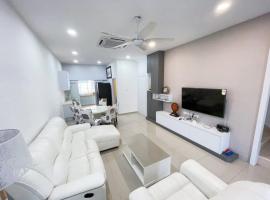 Entire 4 BDR white house @ Yong Peng, rumah kotej di Yong Peng