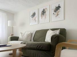 Private guest house - Double bedroom, en-suite and workspace with private entrance, apartamento em Leicester