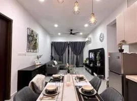 Wind Serenity & FOC Netflix Access Country Garden Danga Bay 3BR # 6-11 pax by Minshuku