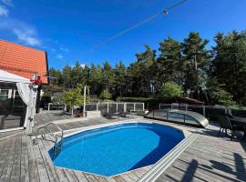 Guest house or Loft with summer Pool, hotel with parking in Bro