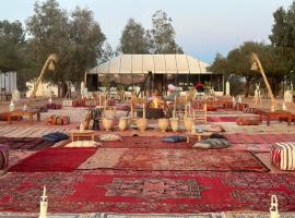 Luxury Desert Tent Camp, hébergement à Lac Yasmins