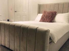 Willow’s Abode: Luxury One Bed, hotel na may parking sa Newton in Makerfield