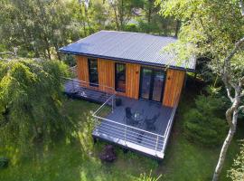 Rowanbank Cabin - a gorgeous country escape, villa in Kirkton of Auchterhouse