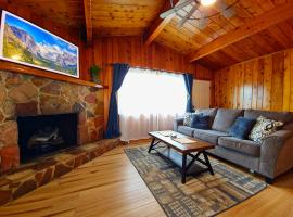 Rustic Yosemite Cottage-King Suite-Mountain Views, vacation home in Oakhurst
