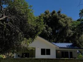 Modern mountain cottage near Yosemite, מלון באהוואני