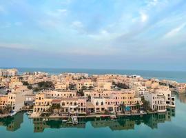 The Views, Modern 2BR, Seaview, Infinity pool, 10 mins from Marassi Galleria，Amwaj Island的公寓
