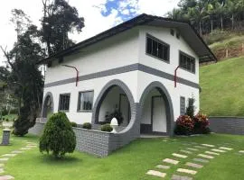 Casa no Sítio Toca da Onça com Piscina, Saúna, Hidro Massagem, Sala de Jogos, Lago, Wi-fi
