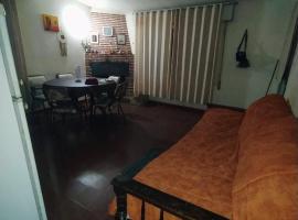 Casa céntrica a buen precio, hotel en Mina Clavero
