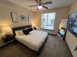 Luxury Modern Condo 3-min from Six Flags w/PS5, 1GB Fast Wi-fi Kingbed, hotel en Santa Clarita