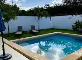 Residencia con ALBERCA y JARDÍN privado