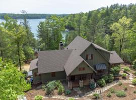 The Waterman Lakefront Luxury with Hot Tub & Private Dock!, hotel v destinaci Jacktown