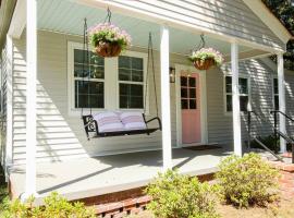 Historic Pink Door Cottage, Porch Swing Near Savannah Pets, hotel v destinaci Richmond Hill