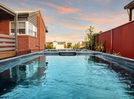 Cruickshank Retreat I Spa and Dip Pool, hotel with parking in Ocean Grove