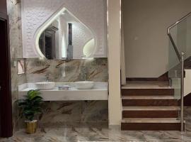 Luxury 5 bedrooms villa in muscat, hotel in Muscat