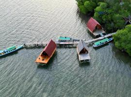 Villa Mangrove Pulau Pahawang, hotel v destinaci Lampung