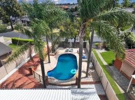 Evies White House Oasis I Pool & Close to Airport, villa i Melbourne