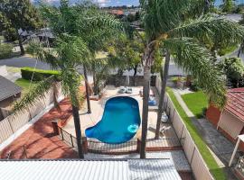 Evies White House Oasis I Pool & Close to Airport, hotel i Melbourne