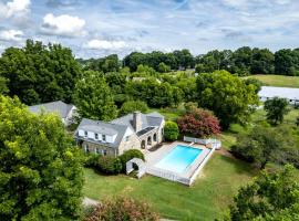Tranquil Mountain Escape Luxurious 5-Bedroom Farmhouse with Pool, hotel din Maryville