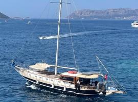 Albatros-Q, nastanitev na čolnu oz. ladji v mestu Kas