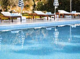 Great located Villa Yanko with heated big pool, garden and sea view, hotel u Tučepima