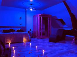 Love Room Le Chalet / Jacuzzi / Sauna、Château-Landonのシャレー