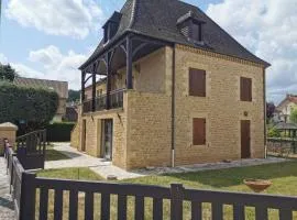 Logement spacieux rez-de-chaussée, jardin, stationnement devant, à 5 minutes à pied du centre de Sarlat