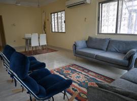Stylish Hilltop King Bed Apartment with Free Parking and Wifi, apartemen di Wuţayyah