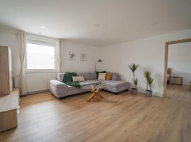 Hi&scaron;a v vznožju Tr&scaron;ke gore