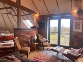 Unique luxury self-contained oast apartment, khách sạn ở Kent