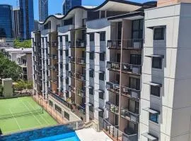 City & lakeside with free parking, pool and 10 mins walk into the City