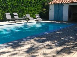 Joli gite en Provence avec piscine, hótel í Aubignan