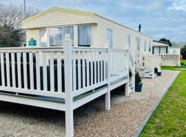 Shell Beach Holiday Home Mersea Coopers Beach, glamping site in East Mersea