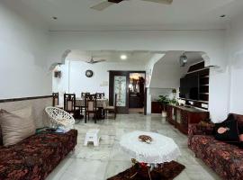 Spacious private room amidst the city, heimagisting í Mumbai