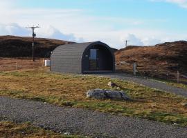 Grimsay Glamping, North Uist - Pod Ruadh, hotel with parking in Rossinish