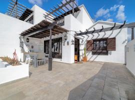 Playa Basti&aacute;n: 2 habs, 2 ba&ntilde;os y s&uacute;per terraza, hotel en Costa Teguise