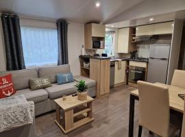 Mobil home tout confort 3 chambres camping Les Pierres Couchées，聖布勒萬雷潘的飯店