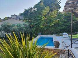 Villa familiale avec piscine & vue Château, khách sạn ở Grignan