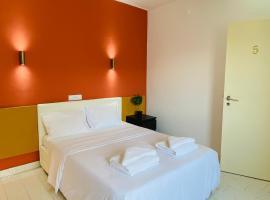 Central Atlantic Beach Guesthouse: Costa de Caparica'da bir hostel