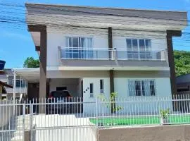 1- Casa em Itapema com 3 quartos e 2 andares