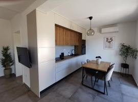 Honoris Apartment - Brand new - Private parking - 90 m from the beach- Terrace, alquiler temporario en Slano