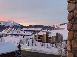 Studio 565 Perfect Location with Pool and Hot Tub, vacation home in Crested Butte