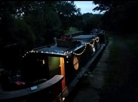 Cosy, secluded narrow boat, hôtel à Airton