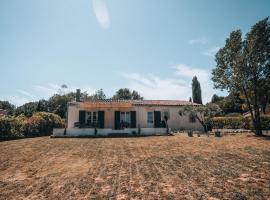 Superbe Villa provençale-Calme et bien située, hotel en Arpaillargues-et-Aureillac