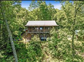 Nantahala Nook, cabin w/hot tub,game room, & wifi, hotell sihtkohas Bryson City