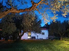 Rizaki Cottage in Nafpaktos, hotel with parking in Nafpaktos