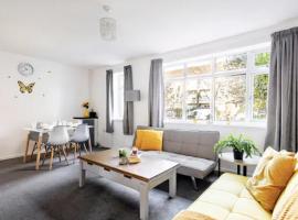 Flat in leafy Sale, Manchester, apartamento em Sale