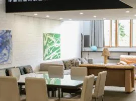 Big Modern Loft Apt - Central - 7 Beds, 9 Guests - Workers, Families, Groups, Teams