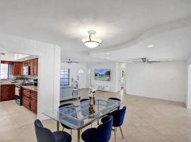 Stylish palm beach home with pool and office, hotel Palm Beach Gardensben