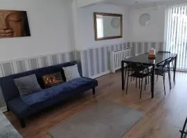 Ladbury House in Walsall, convenient location near the M6, Walsall Uni and Hospital, with free parking and easy access to Birmingham city centre, only 20 mins from NEC and Birmingham airport, 15 mins from Villa Park